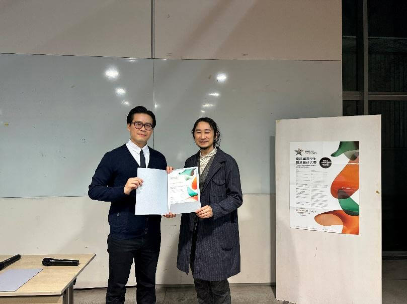 一張含有 服裝, 牆, 男人, 人員 的圖片AI 產生的內容可能不正確。