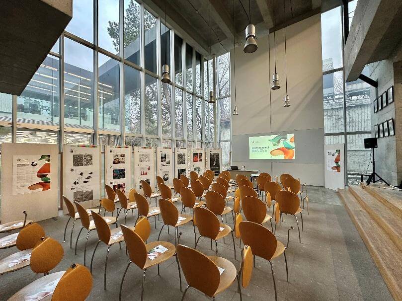 一張含有 傢俱, 室內, 資料表, 建築 的圖片AI 產生的內容可能不正確。